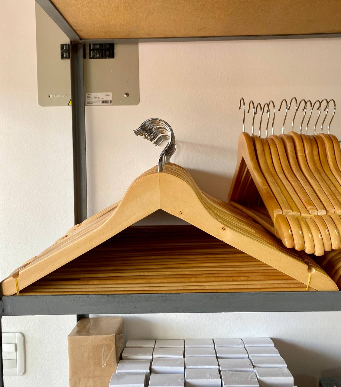 Armadores de Madera Premium con Gancho Giratorio – Pack por Docena (Modelo Triangular)