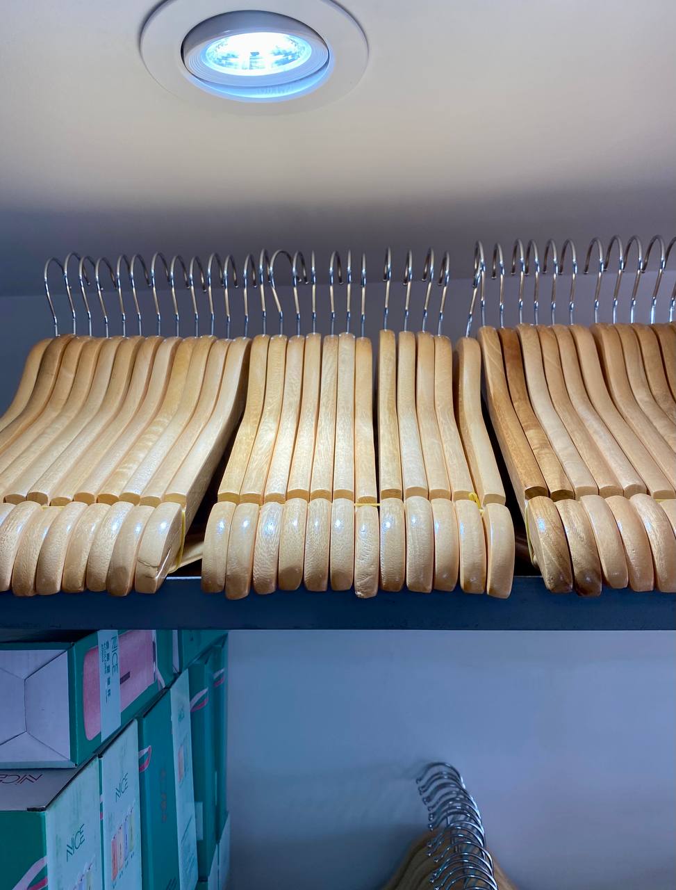 Armadores de Madera Premium con Gancho Giratorio – Pack por Docena (Modelo Triangular)