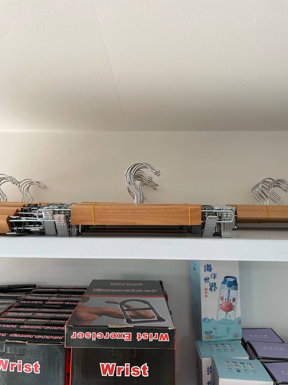 Armadores de Madera con Pinzas Metálicas – Para Pantalones y Faldas (Docena)