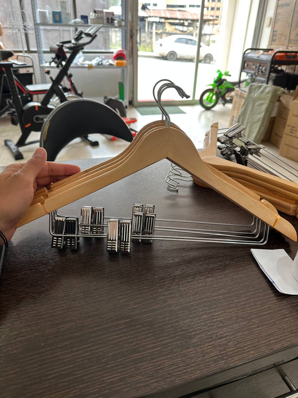 Armadores de Madera Triangular con Pinzas Reforzadas – Alta Gama por Docena