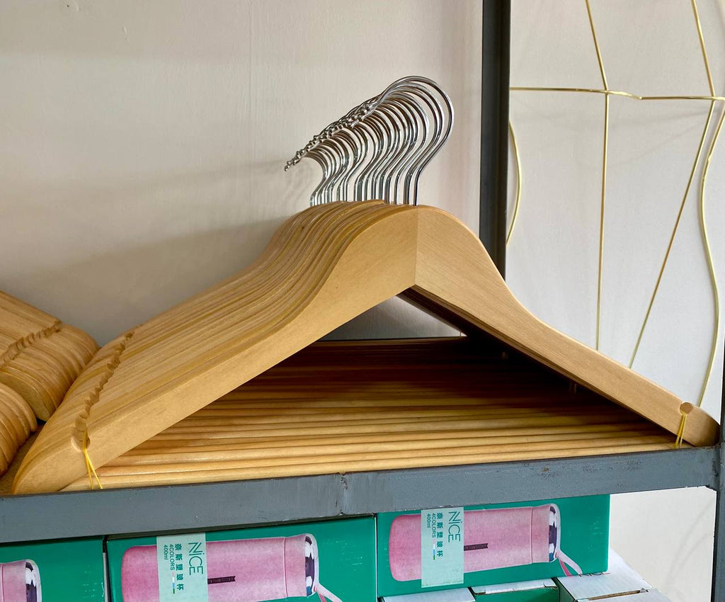 Armadores de Madera Premium con Gancho Giratorio – Pack por Docena (Modelo Triangular)