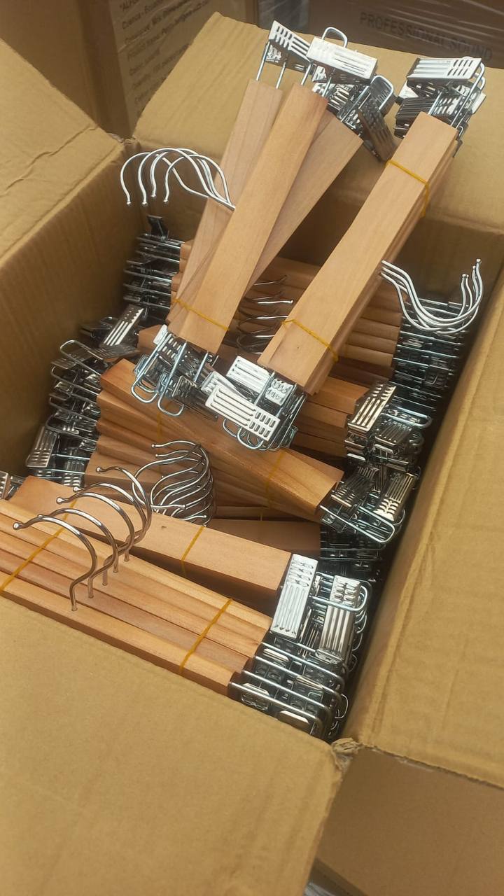 Armadores de Madera con Pinzas Metálicas – Para Pantalones y Faldas (Docena)