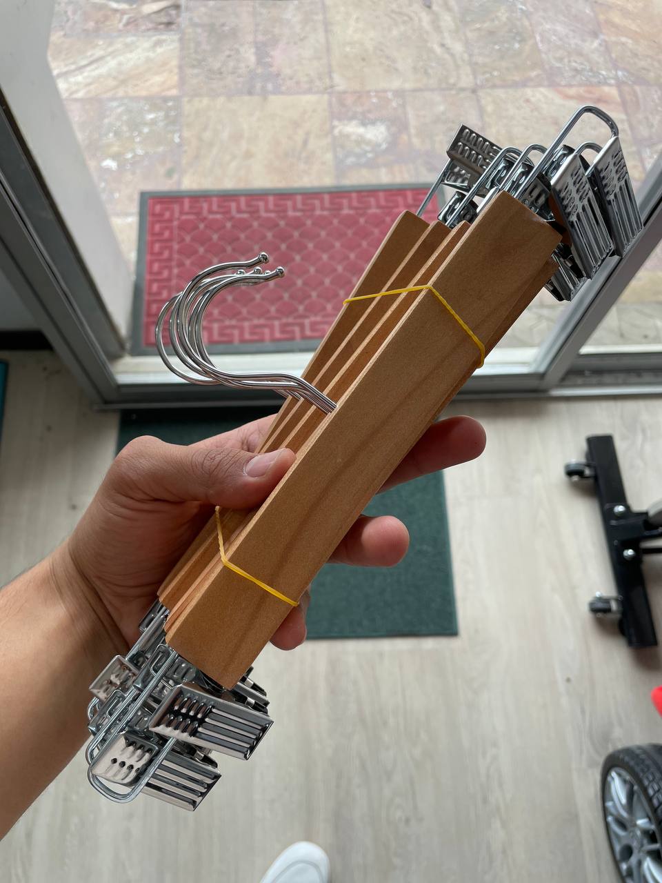 Armadores de Madera con Pinzas Metálicas – Para Pantalones y Faldas (Docena)